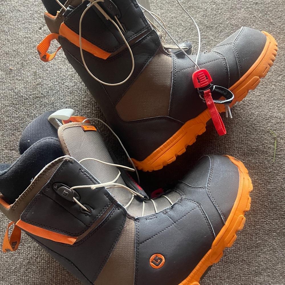 Burton Moto snowboarding boots. Men’s size 9. Excellent condition.